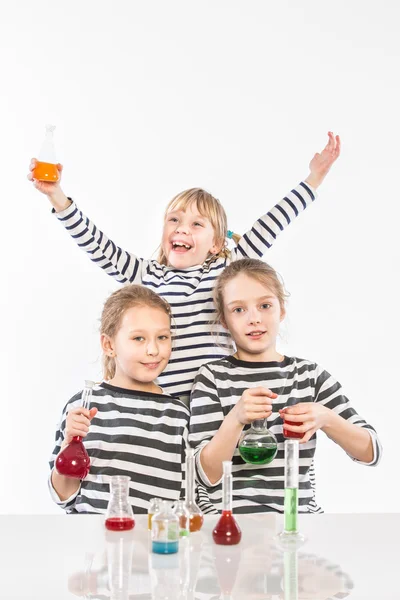 Les enfants apprennent la chimie, travaillent au laboratoire chimique — Photo