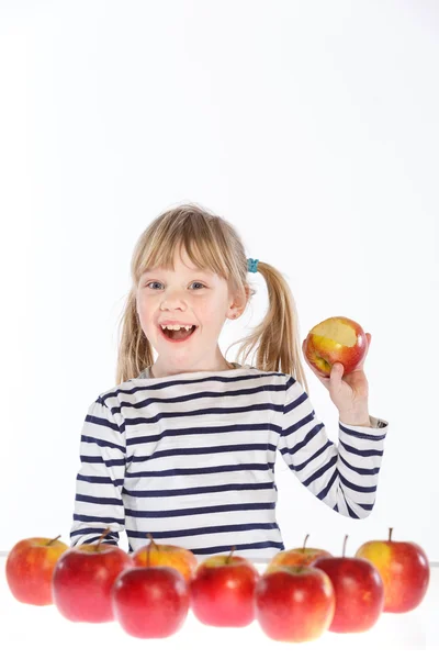 Ragazza con mele su sfondo bianco — Foto Stock