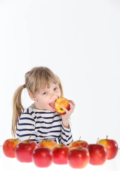 Ragazza con mele su sfondo bianco — Foto Stock
