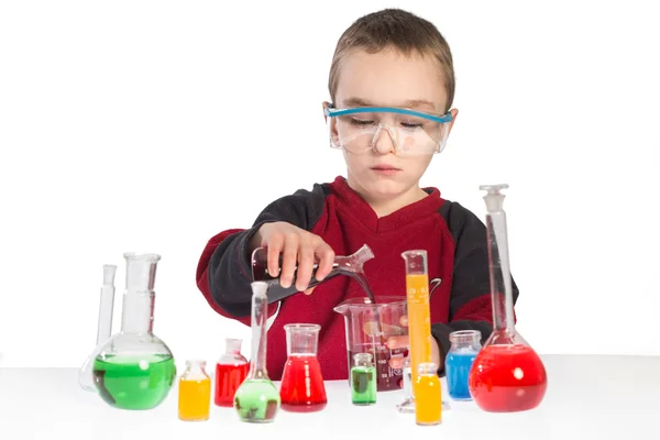 Criança em aula de química, aula de química em laboratório — Fotografia de Stock