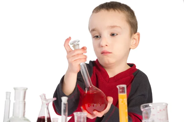 Kind im Chemieunterricht, Chemiestunde im Labor — Stockfoto