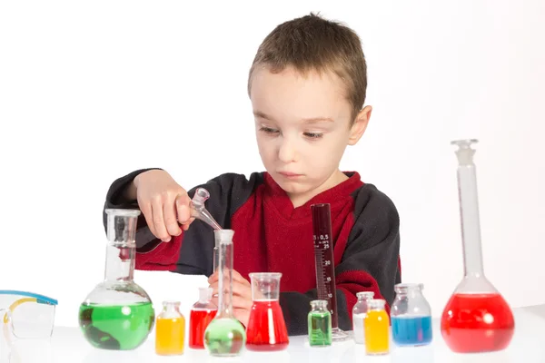 Niño en clase de química, lección de química en laboratorio — Foto de Stock