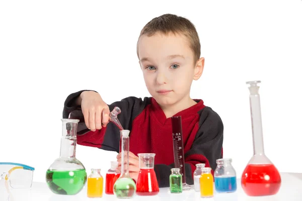 Bambino in classe di chimica, lezione di chimica in laboratorio — Foto Stock