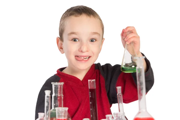 Bambino in classe di chimica, lezione di chimica in laboratorio — Foto Stock