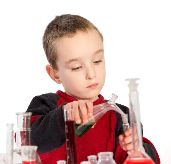 Bambino in classe di chimica, lezione di chimica in laboratorio — Foto Stock