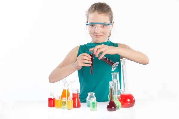 Dítě v hodinách chemie, chemie lekci — Stock fotografie