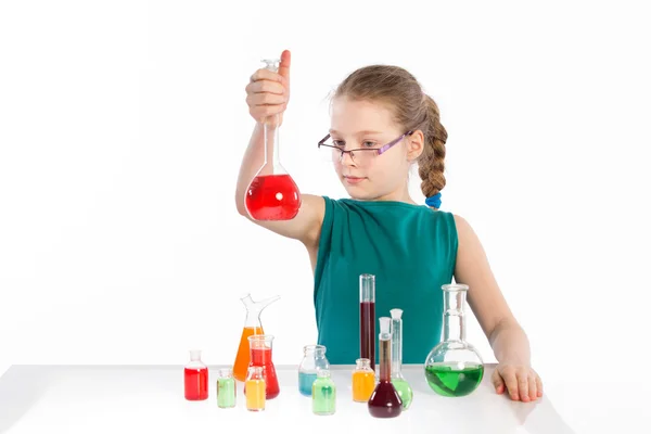 Kind im Chemieunterricht, Chemiestunde — Stockfoto