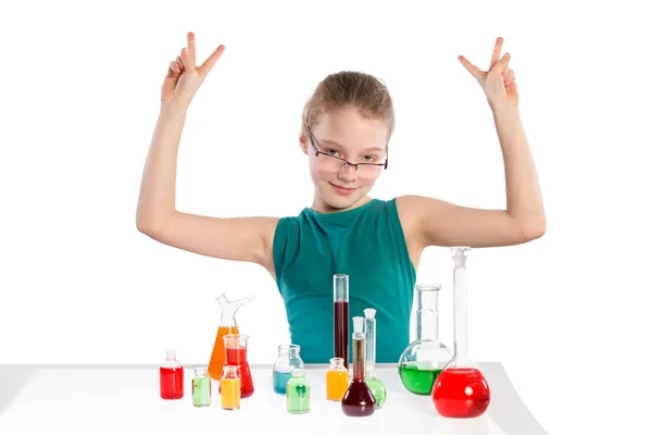 Adolescente em aula de química, aula de química — Fotografia de Stock