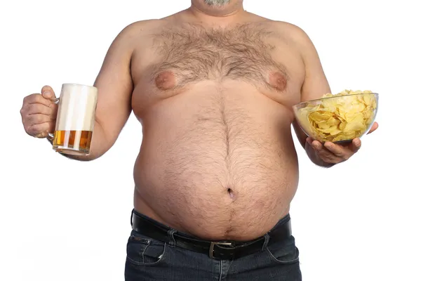 Gordo segurando cerveja, batatas fritas e tv remoto — Fotografia de Stock