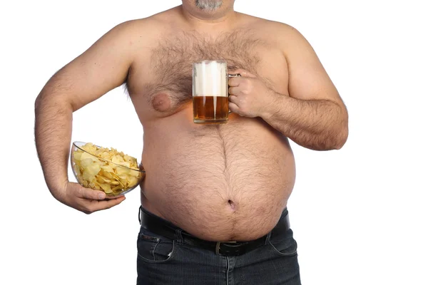 Gordo segurando cerveja, batatas fritas e tv remoto — Fotografia de Stock