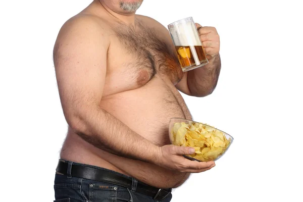 Gordo segurando cerveja, batatas fritas e tv remoto — Fotografia de Stock