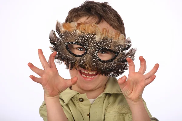 Ragazzo divertente con maschera di carnevale — Foto Stock