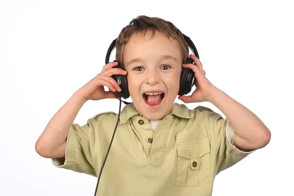 Niño escuchando música sobre fondo blanco — Foto de Stock