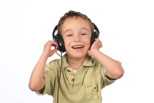 Menino ouvindo música no fundo branco — Fotografia de Stock