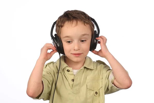 Menino ouvindo música no fundo branco — Fotografia de Stock