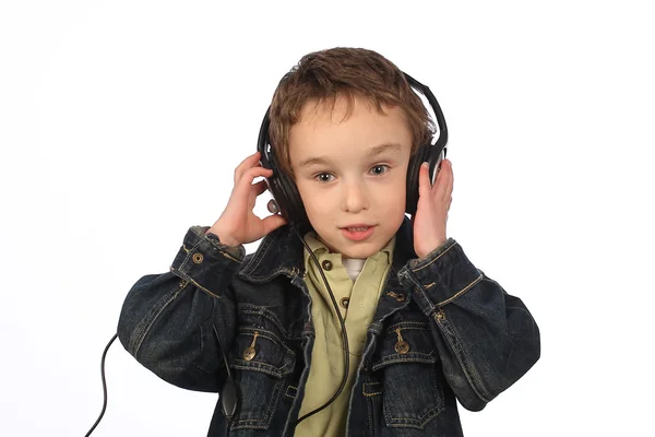Niño escuchando música sobre fondo blanco — Foto de Stock