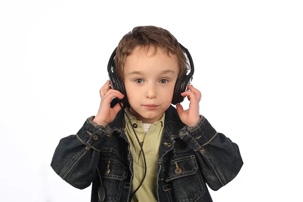 Niño escuchando música sobre fondo blanco —  Fotos de Stock