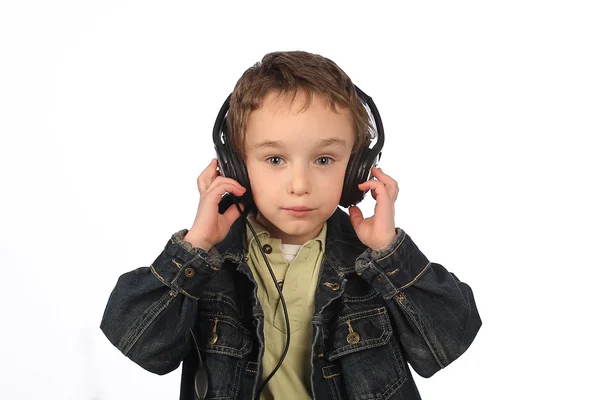 Menino ouvindo música no fundo branco — Fotografia de Stock