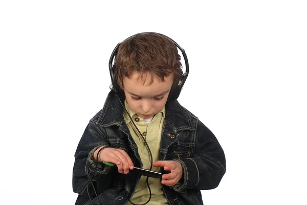 Мальчик слушает музыку на белом фоне — стоковое фото