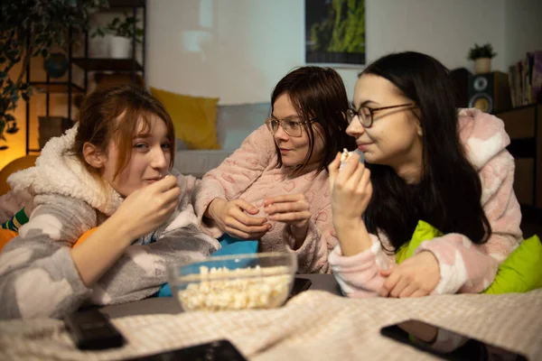 Teman wanita yang bahagia bersenang-senang di pesta piyama di kamar tidur. persahabatan, orang, pesta piyama, hiburan dan junk food konsep — Stok Foto