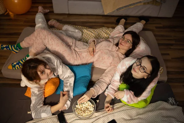 Жінки-друзі розважаються разом на домашній вечірці. Жінка Йонгун у смішних настроях на вечірці піжами . — стокове фото