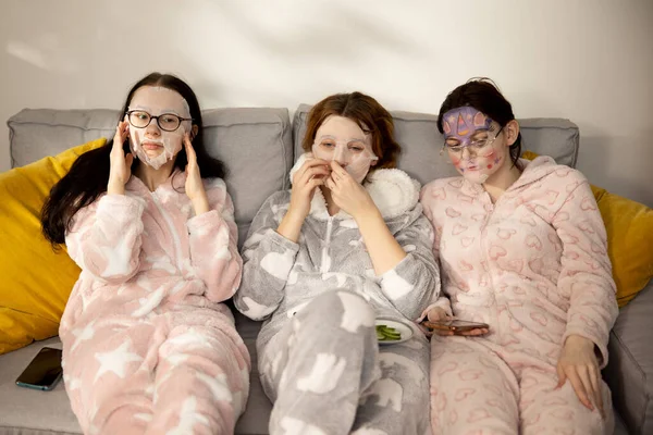 Ev partisinde birlikte eğlenen kadın arkadaşlar. Yonung kadın pijama partisinde komik tulumlar giymişti.. — Stok fotoğraf