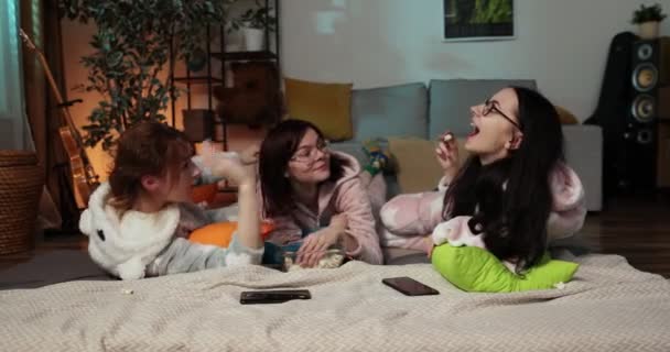 Pijamalı üç mutlu kız evde vakit geçirip banyodaki telefona bakıyorlar.. — Stok video