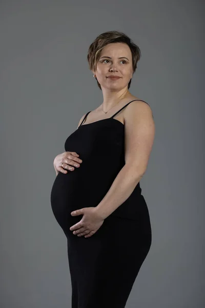 出産の2週間前の3学期に妊娠中の女性の肖像写真をスタジオで撮影 — ストック写真