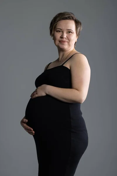 出産の2週間前の3学期に妊娠中の女性の肖像写真をスタジオで撮影 — ストック写真