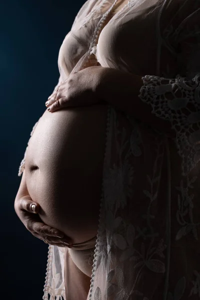 Donna incinta che si accarezza la pancia. Donne incinte pancia — Foto Stock