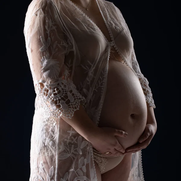 Femme enceinte caressant son ventre. Femmes enceintes ventre — Photo