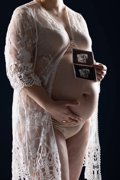 Femme enceinte caressant son ventre. Femmes enceintes ventre — Photo