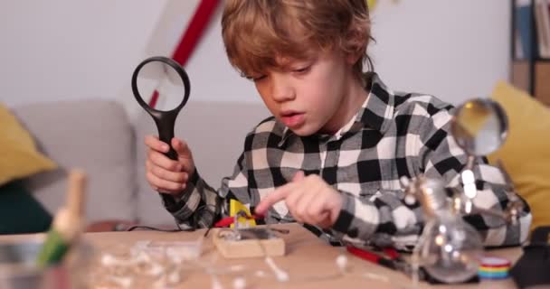 Mladý inženýr. Chlapec vášnivý pro elektroniku. Dítě. Vynálezy a tvořivost pro děti. Tinkering, koncept vzdělávacích aktivit. — Stock video