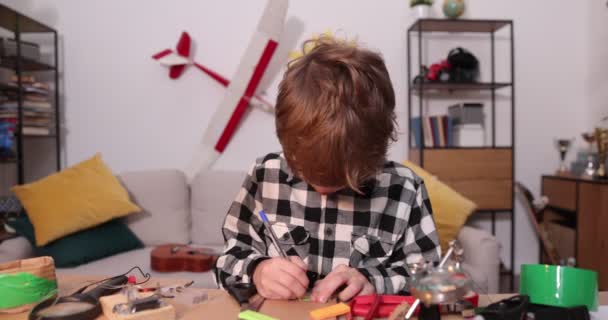 Jungingenieur. Junge mit Leidenschaft für Elektronik. Heimwerker. Erfindungen und Kreativität für Kinder. Basteln, pädagogisches Konzept. — Stockvideo