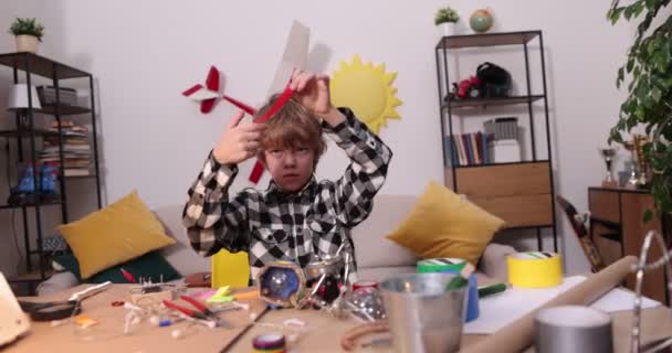 Jonge ingenieur. Jongen gepassioneerd door elektronica. Doe het zelf maar. Uitvindingen en creativiteit voor kinderen. Tinkering, concept van educatieve activiteiten. — Stockvideo