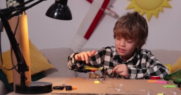 若い技術者。電子工学に情熱を注ぐ少年。DIYの子供。子供のための発明と創造性。シンナー、教育活動のコンセプト. — ストック動画