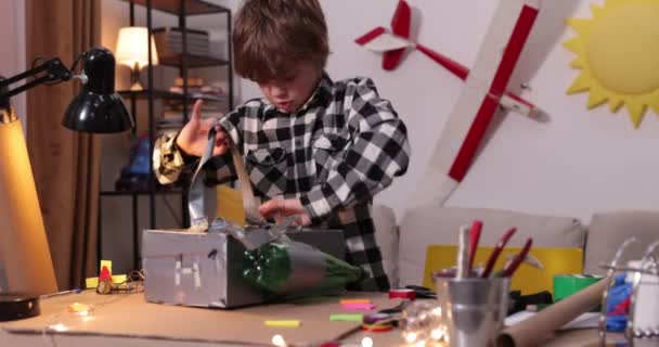 Ung ingenjör. Pojken brinner för elektronik. Gör-det-själv. Uppfinningar och kreativitet för barn. Tinkering, pedagogiska aktiviteter koncept. — Stockvideo
