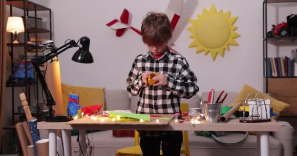 Jonge ingenieur. Jongen gepassioneerd door elektronica. Doe het zelf maar. Uitvindingen en creativiteit voor kinderen. Tinkering, concept van educatieve activiteiten. — Stockvideo