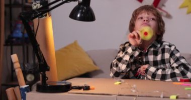 Genç mühendis. Elektronik konusunda tutkulu bir çocuk. Küçük çocuk. Çocuklar için icatlar ve yaratıcılık. Tamirat, eğitim faaliyetleri konsepti.