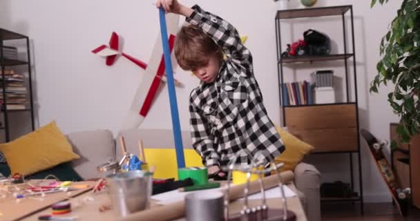 Młody inżynier. Chłopiec pasjonujący się elektroniką. Mały majsterkowicz. Wynalazki i kreatywność dla dzieci. Tinkering, koncepcja działań edukacyjnych. — Wideo stockowe