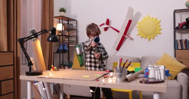 Jonge ingenieur. Jongen gepassioneerd door elektronica. Doe het zelf maar. Uitvindingen en creativiteit voor kinderen. Tinkering, concept van educatieve activiteiten. — Stockvideo