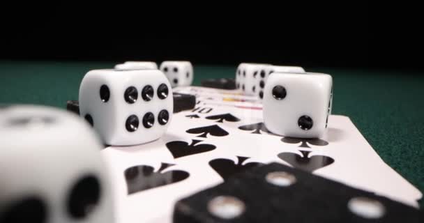 Gyűjtemény a póker, kocka, kártya pakli, királyi pikk és a szív kártyák, a zöld blackjack asztal, szerencsejáték. Zárják le a makrofotózást. Online kaszinó fogadás. — Stock videók