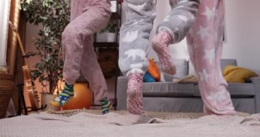 Ev partisinde birlikte eğlenen kadın arkadaşlar. Yonung kadın pijama partisinde komik tulumlar giymişti..