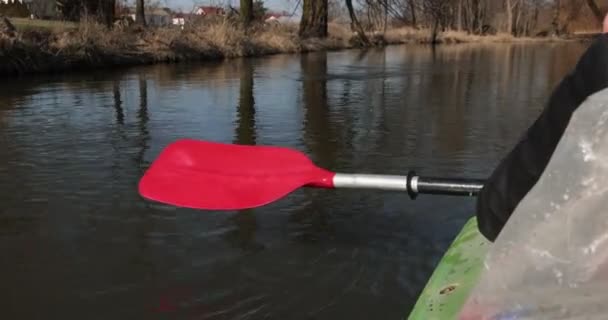 Каяк гребешной воды капли. Красное весло крупным планом — стоковое видео
