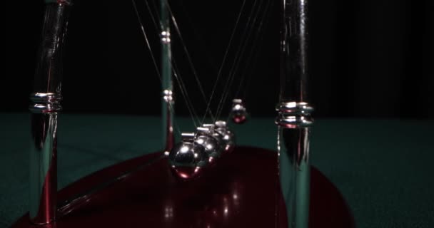 Die Chromkugeln einer Newton Cradle kollidieren. Newtonsche Kugeln in Bewegung — Stockvideo