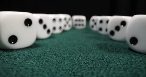 Witte dobbelstenen op groene doek achtergrond. wild kubussen Dolly schot. Casino elementen op groen. — Stockvideo
