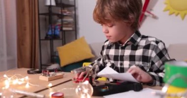 Genç mühendis. Elektronik konusunda tutkulu bir çocuk. Küçük çocuk. Çocuklar için icatlar ve yaratıcılık. Tamirat, eğitim faaliyetleri konsepti.