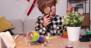 Genç mühendis. Elektronik konusunda tutkulu bir çocuk. Küçük çocuk. Çocuklar için icatlar ve yaratıcılık. Tamirat, eğitim faaliyetleri konsepti.