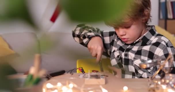 Genç mühendis. Elektronik konusunda tutkulu bir çocuk. Küçük çocuk. Çocuklar için icatlar ve yaratıcılık. Tamirat, eğitim faaliyetleri konsepti. — Stok video