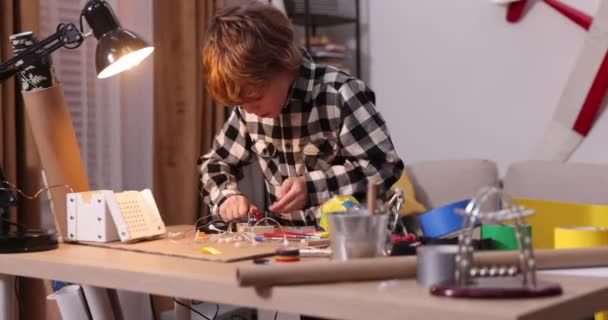 Ung ingenjör. Pojken brinner för elektronik. Gör-det-själv. Uppfinningar och kreativitet för barn. Tinkering, pedagogiska aktiviteter koncept. — Stockvideo